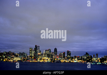 Les bâtiments du centre-ville de Seattle, vue de l'Union européenne à travers le lac Washington USA Banque D'Images