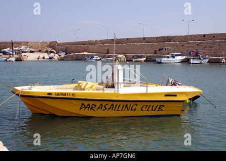 Un bateau de sports nautiques DANS LE PORT DE LA VIEILLE VILLE DE RETHYMNON. La Crète. Île grecque. L'EUROPE. Banque D'Images