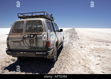 Voiture, croûte de sel, le sel lac, Salar de Uyuni, Bolivie Banque D'Images