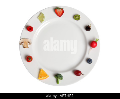 Fruits et légumes disposés autour du bord de plaque Banque D'Images
