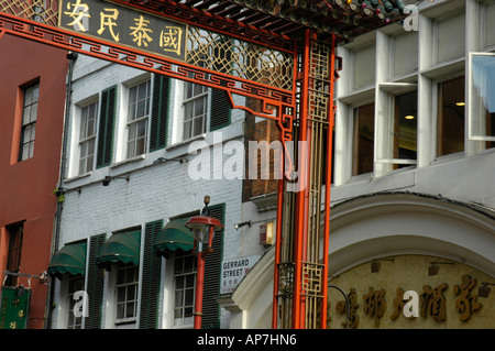 La rue Gerrard dans Chinatown London UK Banque D'Images