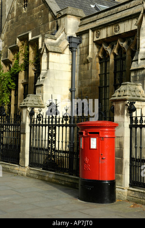 Pilier rouge fort dans Dean's Yard, Westminster, Londres, Angleterre Banque D'Images