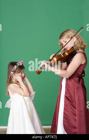 Girl playing violin à soeur Banque D'Images