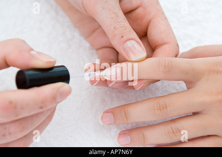 Femme l'application du vernis à ongles Banque D'Images