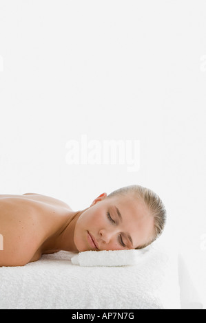 Jeune femme allongée sur l'avant Banque D'Images