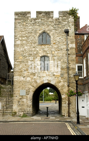 Le Westgate, qui a été construit en 1380, et était le seul accès au quai de la ville, Southampton Banque D'Images