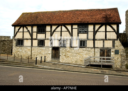 Le Westgate Hall (anciennement connu sous le nom du marchand Tudor Hall) est adjacent au Westgate dans les murs de la ville ancienne de Southampton. Banque D'Images