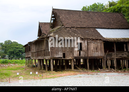 Ancienne maison traditionnelle en bois sur pilotis de teck à Chiang Mai en Thaïlande, Asie. D'authentiques maisons thaïlandaises, par des bois destinés à l'exportation de meubles anciens en teck. Banque D'Images