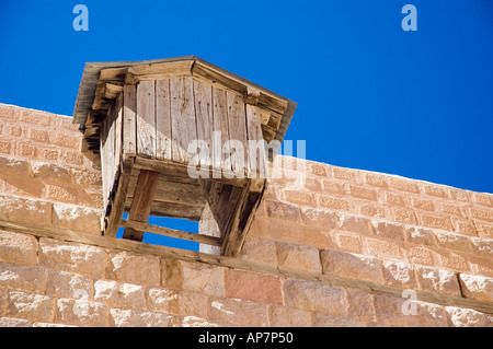 Porte d'entrée en bois d'origine sur les hauts murs de pierre du monastère Sainte Catherine, Mont Sinaï, Egypte, Moyen-Orient. DSC 4724 Banque D'Images