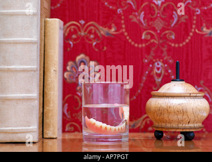 Dentier sur table de chevet Banque D'Images