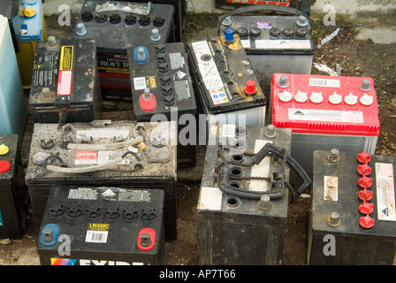 Vieux camion désaffecté et empilés pour le recyclage des batteries de voiture Banque D'Images