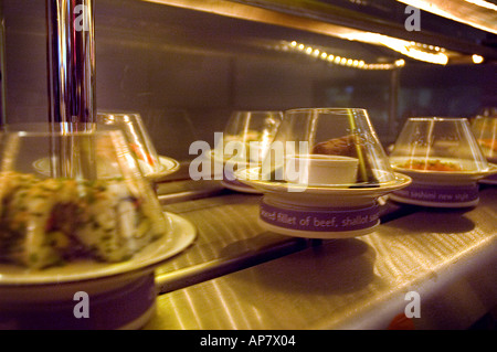 Close-up of a plaques de sushi sur une courroie de convoyeur, Wardour Street, Soho, Londres, Angleterre Banque D'Images