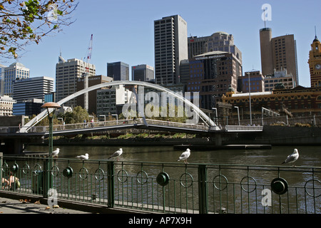 Southgate ou Yarra (pédestre) Passerelle entre la promenade Southbank et de Flinders Street Station Victoria suburb, Melbourne, Australie Banque D'Images