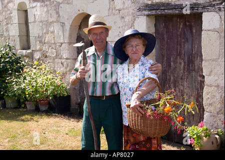 Personnes âgées couple français dans la région de France Banque D'Images