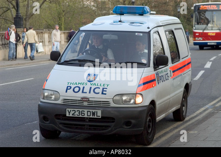 Thames Valley Police van sur pont-de-la-Madeleine Oxford Banque D'Images