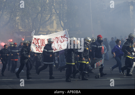 Pompiers défilant dans une manifestation en décembre 1995, le long de la Place Castellane, Marseille, France. Banque D'Images