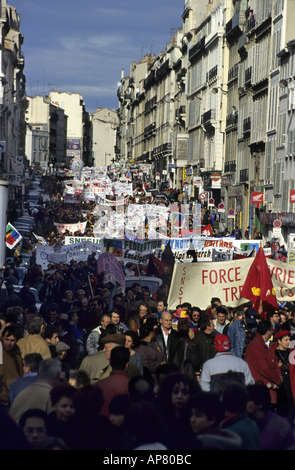 Grande manifestation politique le 16 décembre 1995, le long de Cours Lieutaud à Marseille, France. Banque D'Images