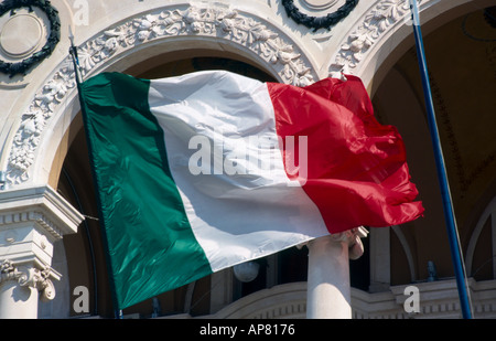 Low angle view of drapeau italien, Italy, Europe Banque D'Images