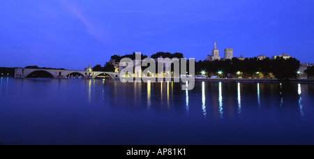 Pont St Bénezet Cathédrale et Palais des Papes Rhône Avignon Vue de nuit en Provence sud france Banque D'Images