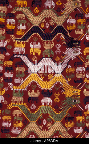 En brocart façon complexe textile du Laos tribal représentant dragons et éléphants Banque D'Images