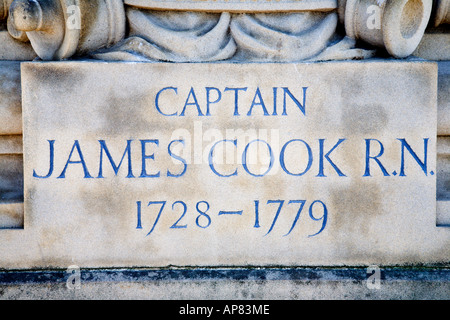 Le capitaine James Cook RN 1728 1779 Inscription sur le monument à Whitby, North Yorkshire Angleterre Banque D'Images
