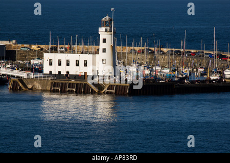 L'avant-port et le phare au coucher du soleil au nord Yorkshire Angleterre Scarborough Banque D'Images