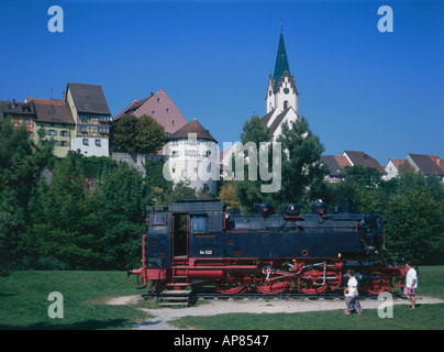 Deux personnes près de moteur de locomotive à vapeur en jardin, Baden-Wurttemberg, Allemagne Banque D'Images