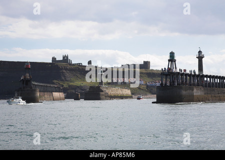 Entrée au port de Whitby, North Yorkshire. Vue d'un bateau. Banque D'Images