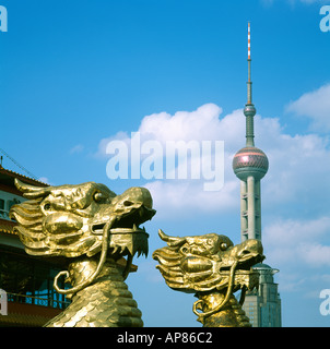 Close-up de statues en face des communications Tower, Shanghai, Chine, Asie Banque D'Images