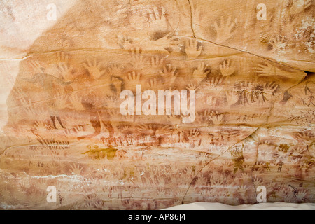 Imprime à la main et les gens - L'art rupestre, Grotte Mestekawi, Gilf Kebir, désert occidental. Banque D'Images