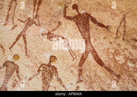 Les gens de l'art rupestre, Grotte Mestekawi, Gilf Kebir, désert occidental. Banque D'Images