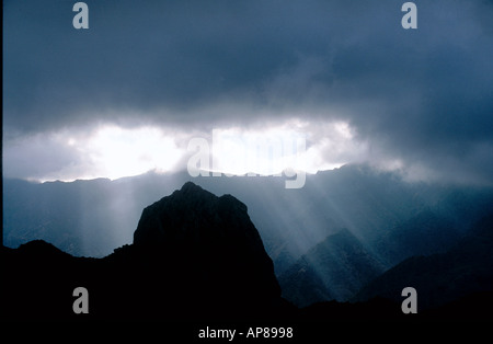 Les rayons du soleil sur une chaîne de montagnes, Tenerife, La Gomera, Canary Islands, Spain Banque D'Images