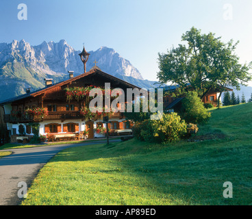 En face de la ferme tyrolienne, la montagne Wilder Kaiser, Tyrol, Autriche Banque D'Images