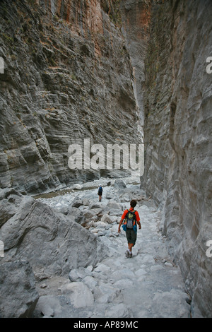 Homme marchant les gorges de Samaria Sentier national dans le sud-ouest de la Crète Banque D'Images