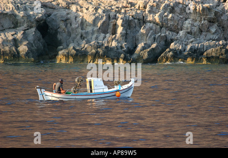 Un pêcheur solitaire au travail le long de la côte sud-ouest de la Crète Banque D'Images