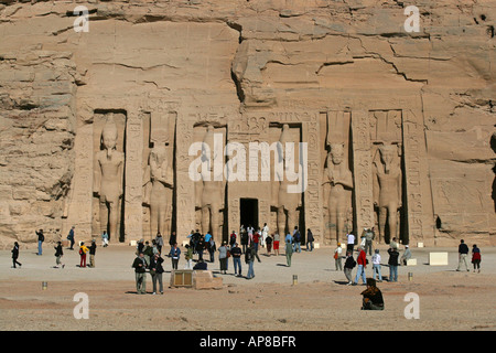 Les touristes devant le Temple de Néfertari à Abou Simbel Banque D'Images