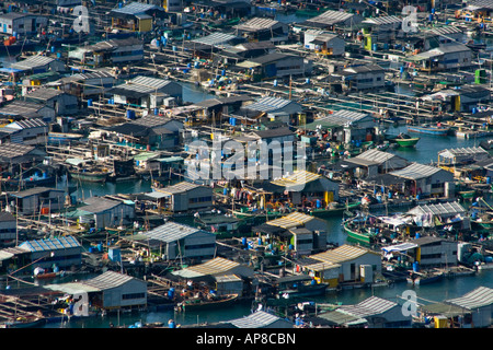 Village flottant péniches avec des exploitations piscicoles de Lingshui Chine Banque D'Images