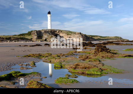 Covesea Skerries Phare reflète dans rockpools à West Bay, Lossiemouth. Moray. XPL 3443-337 Banque D'Images