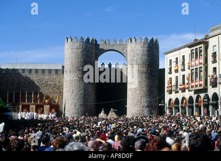 Les touristes à plaza, Plaza de Santa Teresa, Avila, Avila Province, Espagne Banque D'Images