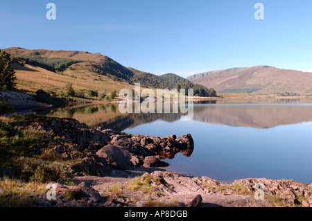 Réflexions sur la British Aluminium barrage Glen Spey Shero. Boofzheim. L'Écosse. XPL 3453-337 Banque D'Images