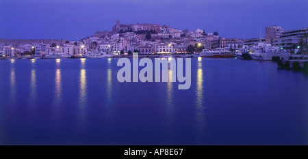 Ville au bord de l'eau éclairée la nuit, Ibiza, Espagne Port Dalt Vila Banque D'Images