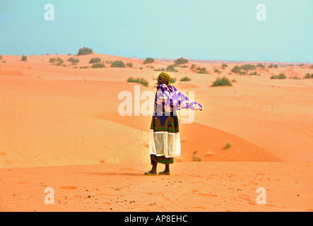 Une femme africaine en tenue traditionnelle avec vue sur le désert du sahara Banque D'Images