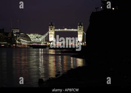 Tower Bridge vu du bassin de Londres à Wapping, Londres Banque D'Images