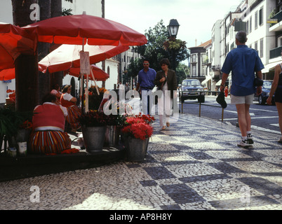 Dh Funchal Madeira de personnes dans la rue principale les étals de marché marchande de fleurs en costume traditionnel Banque D'Images