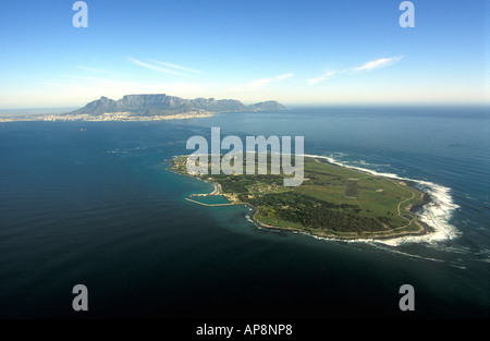 Vue aérienne de l'île Robben avec Cape Town et Table Mountain en Afrique du Sud l'arrière-plan Banque D'Images