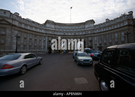 L'Admiralty Arch à Londres menant de Trafalgar Square au centre commercial. Banque D'Images