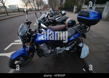 Motos garées dans le parking en route. Banque D'Images