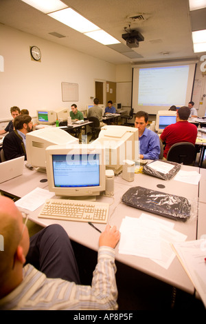 Les étudiants qui fréquentent un atelier sur les recherches en psychologie sur le web Banque D'Images