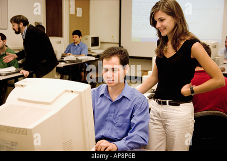 Les étudiants qui fréquentent un atelier sur les recherches en psychologie sur le web Banque D'Images