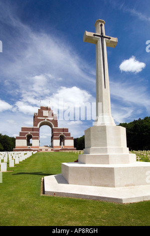 Croix du sacrifice dans le cimetière à l'arrière du monument de Thiepval aux disparus de la grande guerre dans la Somme, France Banque D'Images